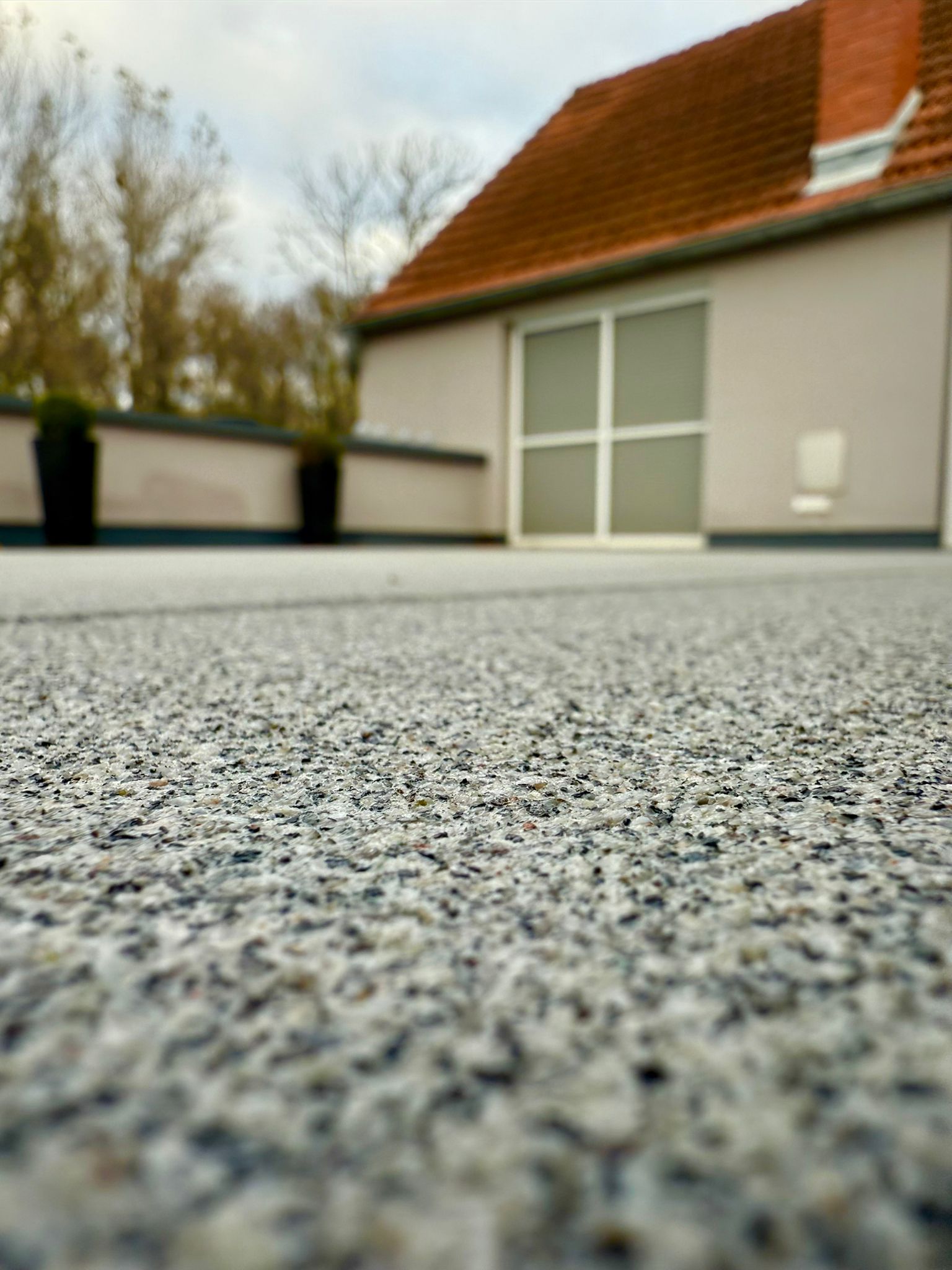 Detailaufnahme einer Terrassenplatte in Granit-Optik