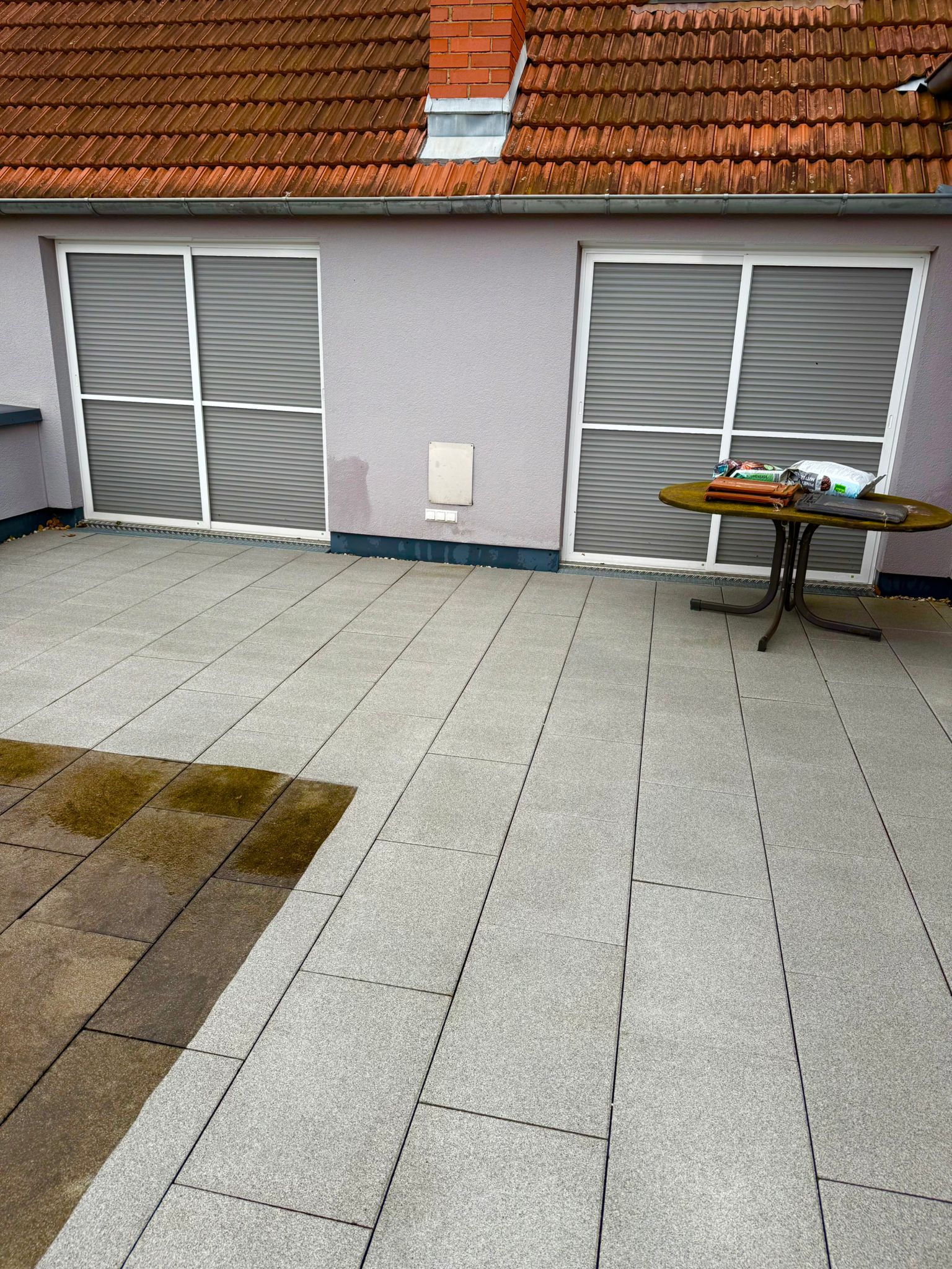 Frisch gereinigte Dachterrasse nach der Hochdruckreinigung