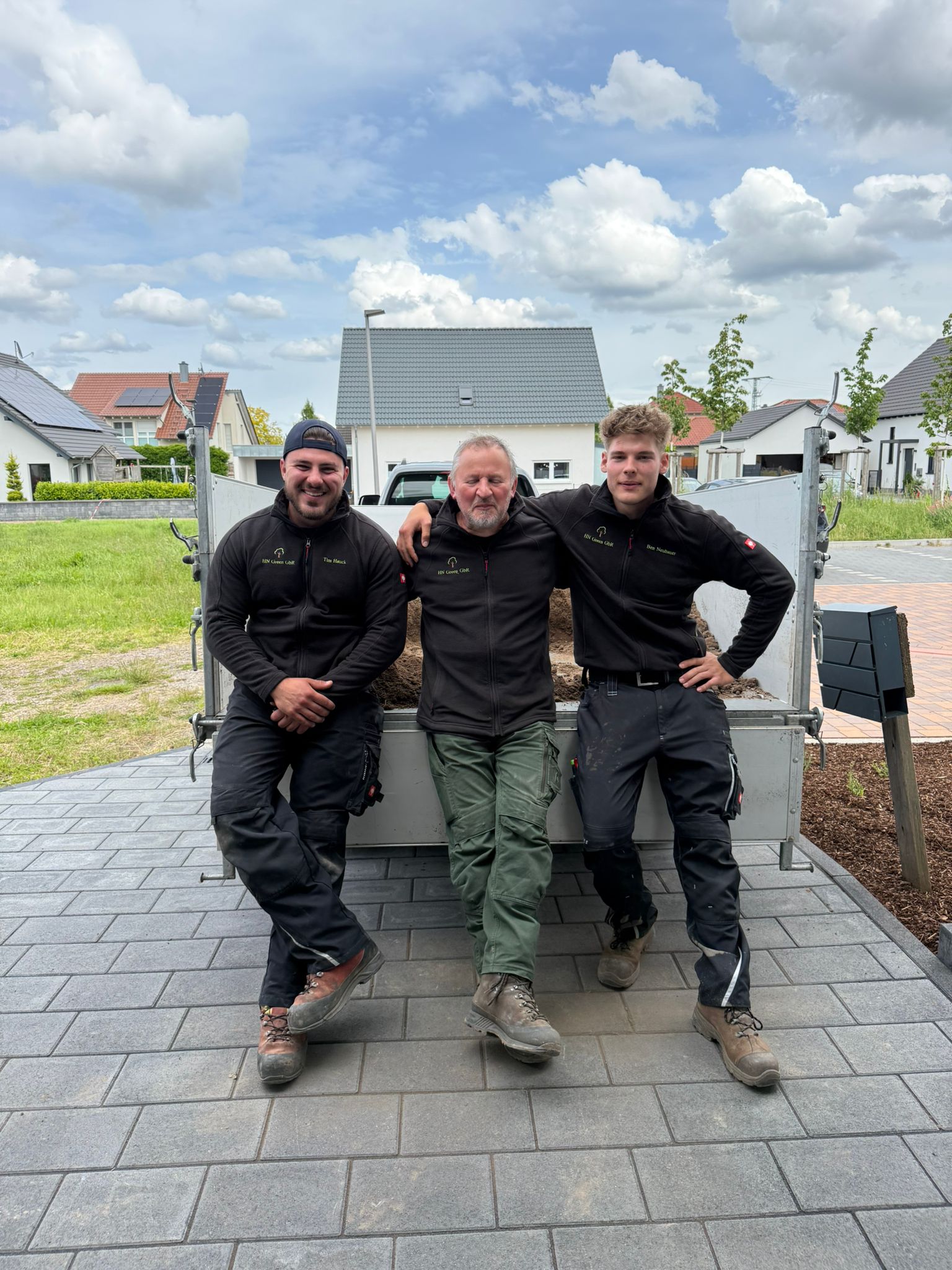 Tim Hauck und Ben Neubauer von HN Green GbR gemeinsam mit einem Kollegen nach getaner Arbeit